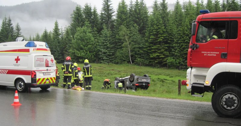 Fahrzeug überschlägt sich auf Pass Gschütt – Lenker verletzt