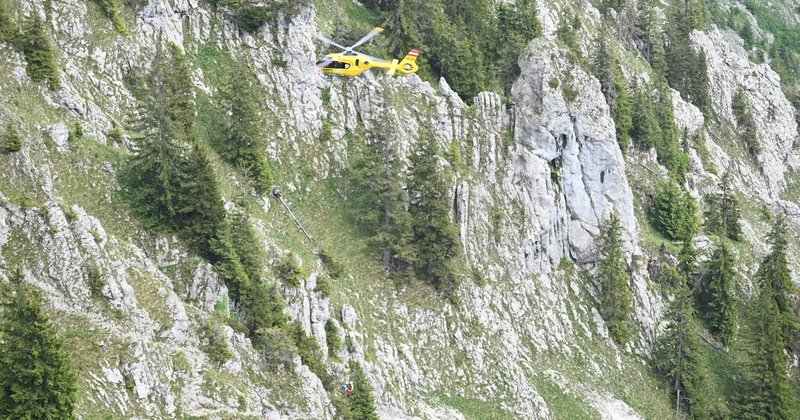 Wanderin von Hubschrauber mit Tau gerettet