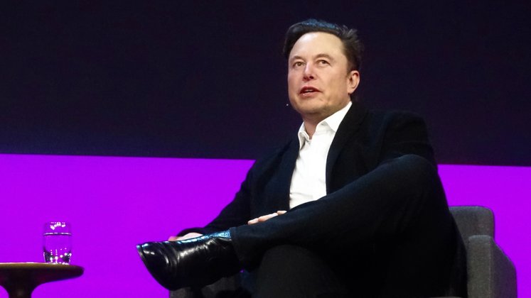 Musk vs. Trump: Tesla-Aktie bricht während X-Fehde ein