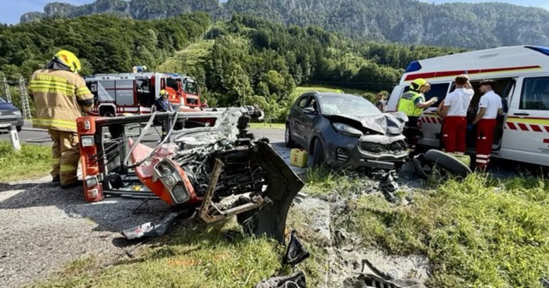 Schwerer Verkehrsunfall auf der B151: Traktor und PKW kollidieren frontal