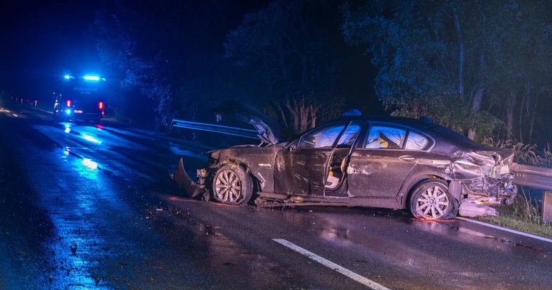 Schwerer Verkehrsunfall auf der B138 in Micheldorf – Pkw kommt erst 120 Meter nach Kollision zum Stillstand