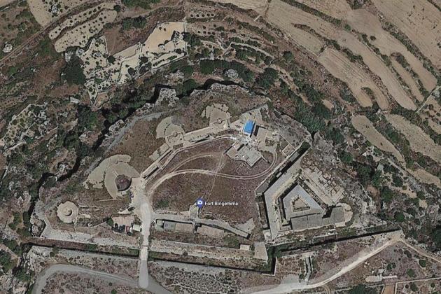 Squatters create private pool in Fort Binġemma