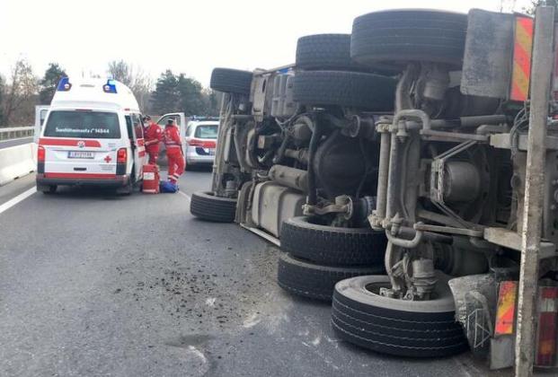 A9 bei Vogau LKW kippte auf der Autobahn um