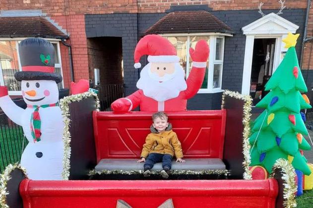 Hull dad builds Santa sleigh in front garden to put 'smiles on faces'