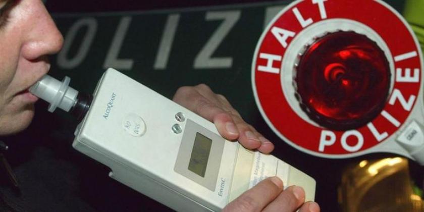 Autofahrer hält wegen Panne auf A 14 vor Streifenwagen – Polizei bemerkt Alkoholgeruch