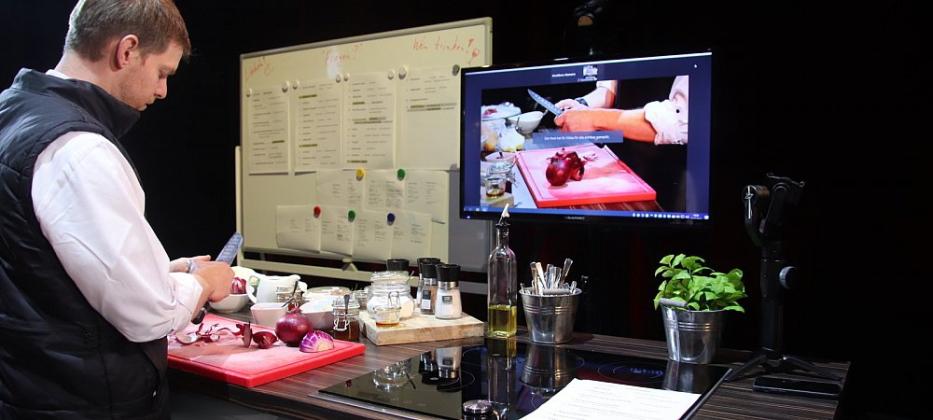 Kochprofis bieten digitalen Kurs auf der GOP-Bühne an