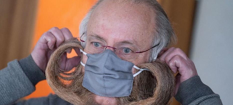 Corona Bart-Weltmeisterüber über seine Schutzmasken