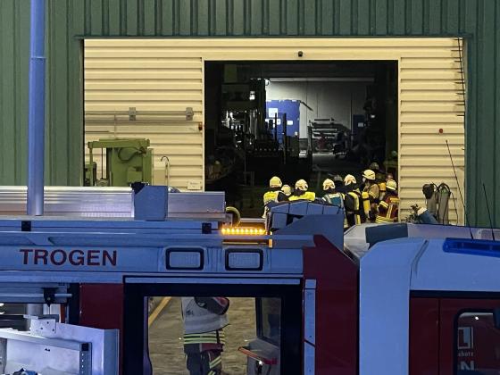 Millionenschaden bei Maschinenbrand: 120 Feuerwehrleute im Einsatz