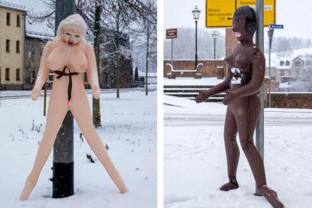 Mitten in Sachsen: Zwei nackte Sexpuppen an Bundesstraße festgeschnallt