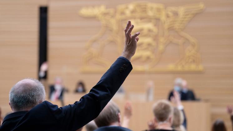 Landtag BW Letzte Doppelsitzung vor der Wahl - Eisenmann stellt Länder-Abkommen zu Schule vor