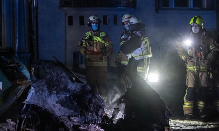 Auto wird bei Crash in Berlin in zwei Teile zerrissen
