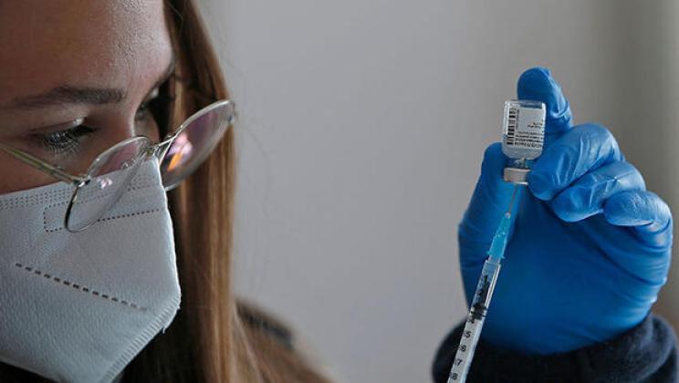 BioNTech/Pfizer'ın koronavirüs aşısına bir ülkeden daha onay!